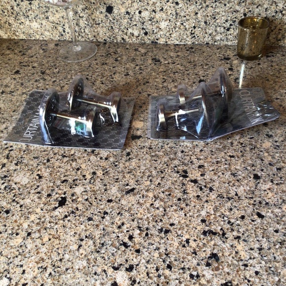 2pairs of Antique Brass Embellished Curtain Hooks - Picture 2 of 7